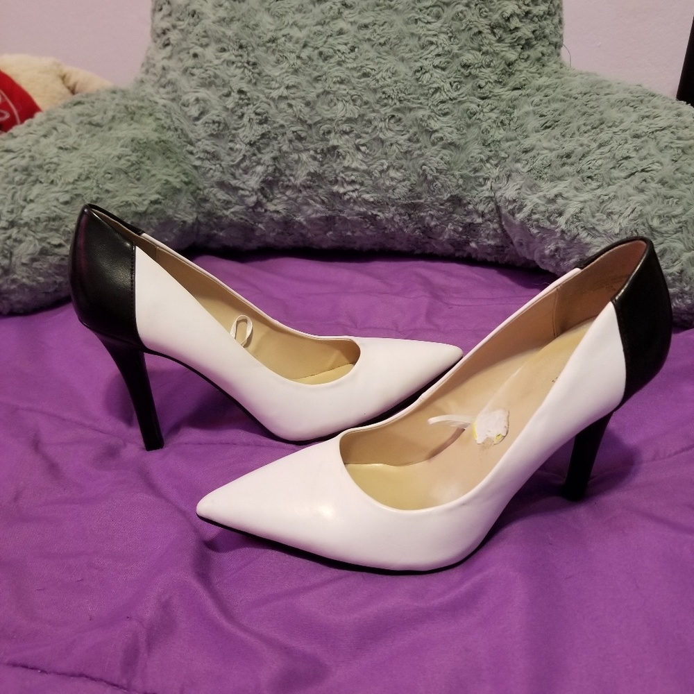 Black white beatifull heel😍